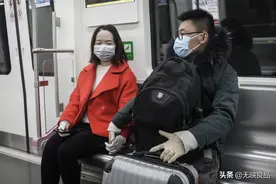 武汉地铁上一对情侣举动让人泪奔图片