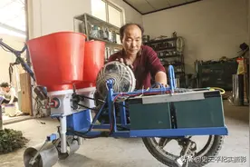 52岁农民利用废旧自行车电动车，改装各种农具现成抢手货，啥情况图片
