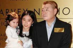 甘比陷公司困局竭力自救？刘銮雄捐千万支持刘鸣炜，结局会如何？图片