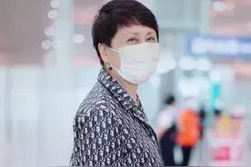 59岁张凯丽走机场真奢侈，穿2万家居服配凉拖鞋，见拍摄偷偷开溜图片