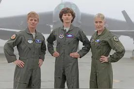 美军飞行员女将军，能开F22战斗机，被撤职查办后还能晋升图片