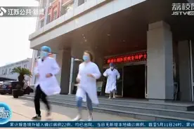 男子晕倒路边 女医生穿着裙子直接跪在地上抢救图片