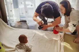 郑恺给女儿拍百天照，这才是给宝宝拍艺术照的正确姿势，值得学习图片