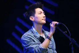 曾赢了张杰，后因解约“过气”，我从他身上看到华语乐坛为何衰落图片
