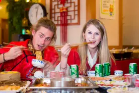 美国女生在中餐厅，这个场景让她不知所措，导游：这是中国传统！视频封面