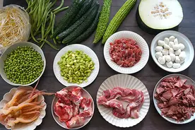 家里要来客，我去买了很多肉菜，老公嫌弃素菜少，拉起我就回家图片