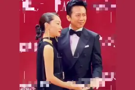 周冬雨和邓超罕见同台，一个清纯一个倜傥，男方绅士手好有礼貌图片