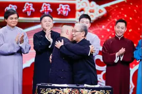 少马爷坐镇天津卫视相声春晚，高度称赞郭德纲：他是我家传承人图片