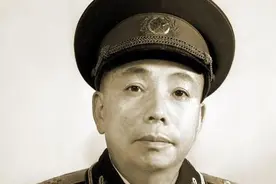 许世友得知他不要上将军衔，紧紧握住对方的手：好样的，我支持你图片