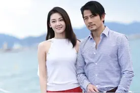 苗苗和郭富城同框拍大片 穿红白套装青春朝气 天王气质不一般图片