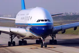 空中巨无霸 南航空客A380准备从双流国际机场二跑道起飞图片