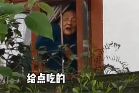 “饿了，要吃的”养老院老人隔着窗户问路人要食物，表现让人心酸图片