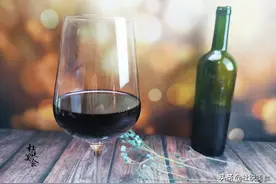 喝红酒，不懂礼仪怎么行，牢记喝红酒“6大礼仪”，做有涵养的人图片