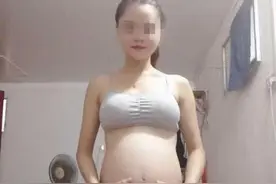 孕妈自拍“孕妇照”发朋友圈，丈夫勃然大怒：穿这么少，给谁看？图片
