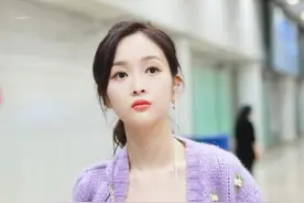 吴宣仪私服照，针织开衫外套内搭漏脐抹胸针织，温柔和甜酷的感觉图片