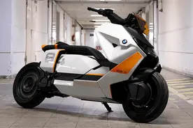 宝马打造的两轮摩托车，外观很帅气，不用加油，续航130公里图片