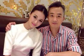 央视金牌主持王萌萌，24岁嫁42岁同行，丈夫患病，巅峰回归家庭图片