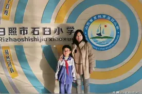 日照10岁男孩撑伞为维修工遮雨，这一幕，真暖图片