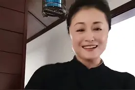 50岁谢大脚好奢侈！戴鸽子大钻戒太晃眼，不生娃原因惹心酸图片