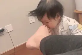 浙江一萌娃好奇闻爸爸脚丫，下一秒当场干呕不止惹爆笑：有点上头图片