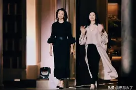 董卿和咏梅罕见同框，隔着屏幕也能感受温柔，岁月从不败美人图片