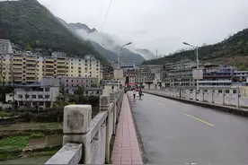 秦岭深处云雾缭绕的小镇，镇上有火车站，两个县的人都在这坐火车图片