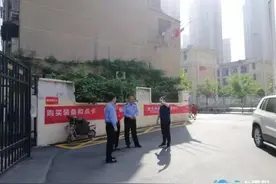 为民解忧，这一路段施划“蓝色停车位”图片