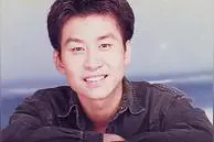 那个唱《水手》的郑智化消失20年后，59岁瘫坐轮椅，靠人搀扶行走图片