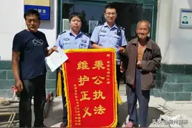 离谱！围观车祸现场，#德州#一“吃瓜群众”竟然这样做！图片