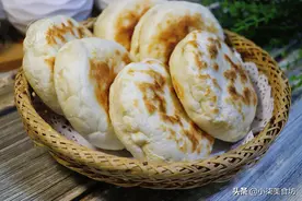 想吃烧饼不要出去买了，教你在家做，外焦里软，揭开个个都空心图片