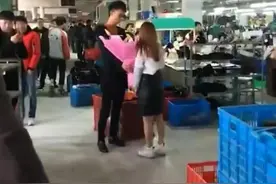 广东，男子在制鞋厂里向心仪女孩送花：女孩先是转头再向后退图片