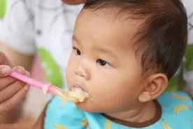 吃个饭都能掉坑？喂养不对真坑娃，这些常犯的育儿错误要警惕图片