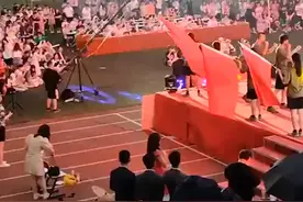 感动！河南一高校毕业晚会突降大雨，校领导风雨中安坐如山看节目图片
