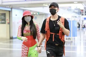 钟丽缇疯了吧，红色束腰带外穿还不够，一身绿色套装更辣眼图片