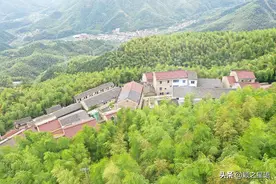 偏僻山村郑堂岗，郑永年用扁担挑着行李，进入了北京大学图片