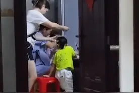 广西一单亲妈妈加班晚归，见到对面邻居给自己孩子喂饭，瞬间破防图片