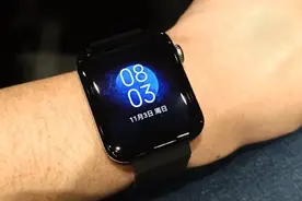 苹果iOS狂杀后台，场面有点惨；超小型！小米手表佩戴照公布图片