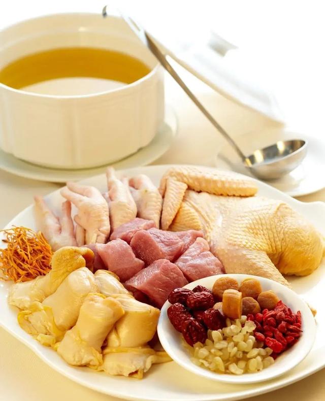 花胶响螺海底椰煲鸡 花胶响螺海底椰汤功效