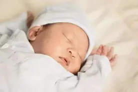 宝宝夜间惊醒是饿了？也有可能是这三种原因，家长需要重视图片