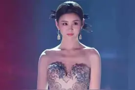 35岁李小萌真有气质，穿绣花抹胸裙大秀身材，娃娃脸太有辨识度图片