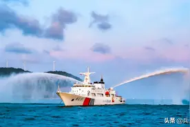 海巡版“055”来了？国内首艘1.3万吨海巡船交付，装智能执法水炮图片