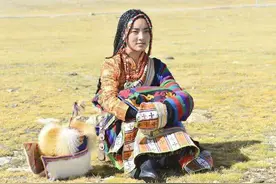 在西藏旅游时，看见藏族姑娘“蹲着”对你微笑时，千万要避让图片