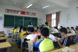 中学教室一座位上立了个假人，老师问清原因后，网友暖化了图片