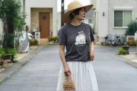 不穿大牌、相貌也不出众，55+姐姐极简风穿搭照样高级，美成画图片