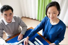 56岁大姐家中摆麻将桌打牌，在熟人眼皮子下和牌友越轨图片