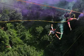 300米的蹦极+80米的悬崖秋千 重庆奥陶纪高空上演极限荡绳挑战图片