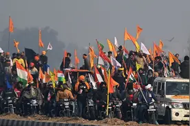 共和国日当天，印度农民开着上万辆拖拉机，冲进新德里找莫迪算账图片