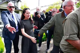 孟晚舟被捕时递出的字条，两年后终于看懂了，这对父女是民族脊梁图片