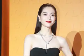 钟楚曦的身材好绝，细腰更绝，不愧是气质女神，氛围感太强了图片