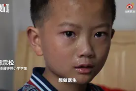9岁男孩帮残疾妈妈输液动作熟练：长大想做医生 帮病人减轻痛苦图片